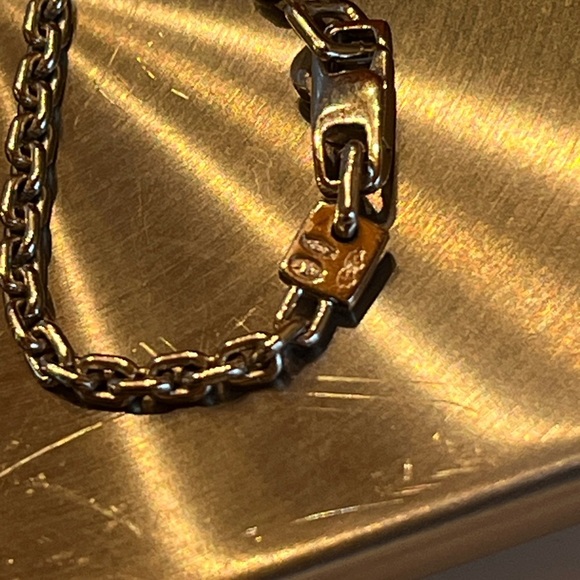 LOUIS VUITTON White gold heart locket - Picture 9 of 14